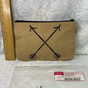 NWT Thirty One “Mini Zipper Pouch” Tan & Black Arrow Design called “On Point”